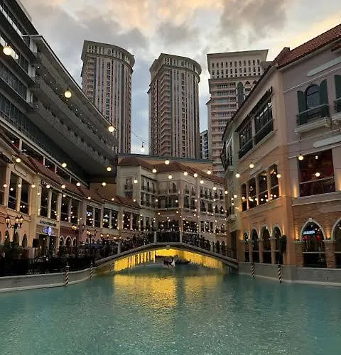 Morgan Bgc Shortwalk1 Venice Mall Free Pool